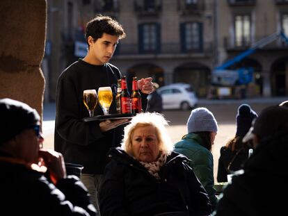 Un camarero en la Plaza Mayor de Vic, en abril.