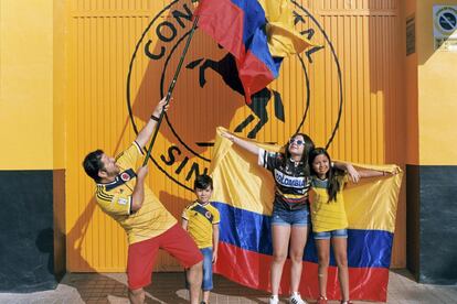 Una familia viste con orgullo los colores de Colombia para animar a sus compatriotas en Llíria