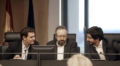 Albert Rivera, Juan Carlos Girauta y Toni Rold&aacute;n, el martes en el Congreso.