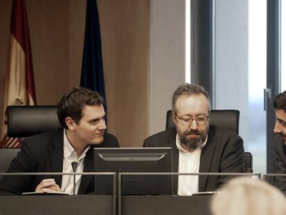 Albert Rivera, Juan Carlos Girauta y Toni Rold&aacute;n, el martes en el Congreso.