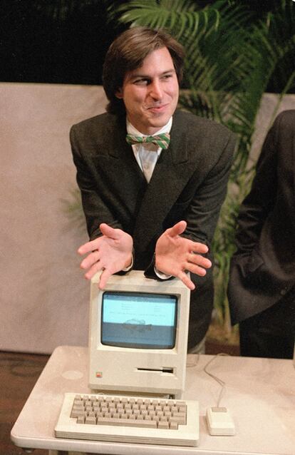 Desde 1984 todos los ordenadores de Apple se llaman Macintosh. El primero tenía 128 K de memoria RAM. Hoy la gama de Mac va desde el Mini al Pro.