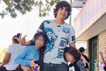 Dylan (centro), junto a dos familiares, en una fotografía compartida por su madre.