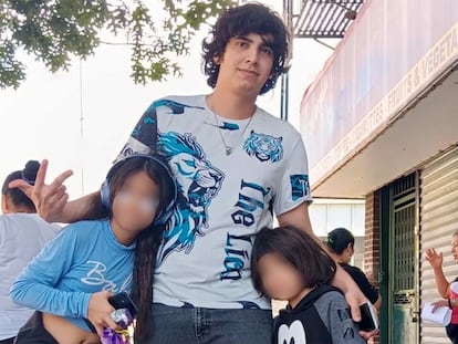 Dylan (centro), junto a dos familiares, en una fotografía compartida por su madre.