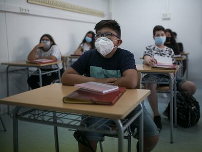 Alumnos de primero de la ESO en una clase del instituto Joanot Martorell en Esplugues de Llobregat (Barcelona) en octubre de 2020.