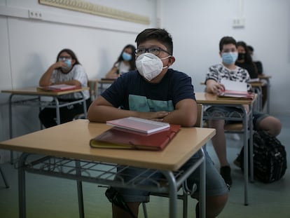 Alumnos del instituto Joanot Martorell, en Esplugues de Llobregat, el día del inicio del curso escolar