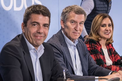 El presidente del Partido Popular, Alberto Núñez Feijóo, entre el presidente de la Generalitat Valenciana y del PPCV, Carlos Mazón, y la alcaldesa de Valencia, María José Catalá.