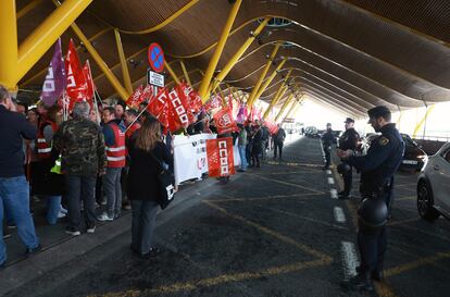 Protesta contra Aena de los trabajadores del área de 'handling' de Iberia, el pasado mes de octubre, en el aeropuerto de Barajas.