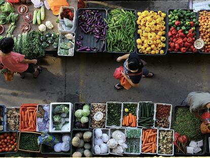 Mercado callejero de verduras frescas en Seremban, Malasia.
