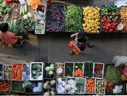 Mercado callejero de verduras frescas en Seremban, Malasia.