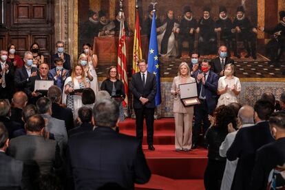 El presidente valencianos, Ximo Puig con los trabajadores sanitarios premiados por la vacunación con motivo del 9 d’Octubre, Día de la Comunidad Valenciana, en el Palau de la Generalitat.