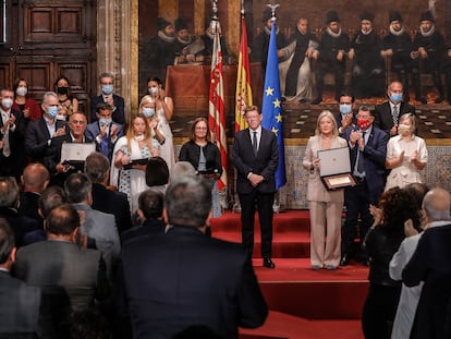 El presidente valencianos, Ximo Puig con los trabajadores sanitarios premiados por la vacunación con motivo del 9 d’Octubre, Día de la Comunidad Valenciana, en el Palau de la Generalitat.