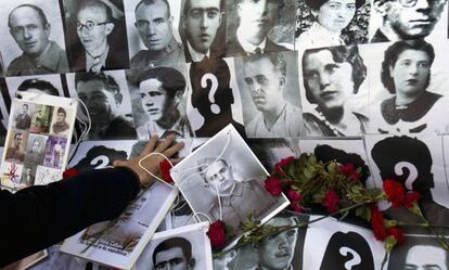 Un centenar de personas se han concentrado a las puertas del Supremo con claveles rojos en homenaje a las víctimas del franquismo.