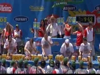 Un hombre se come 54 perritos en diez minutos