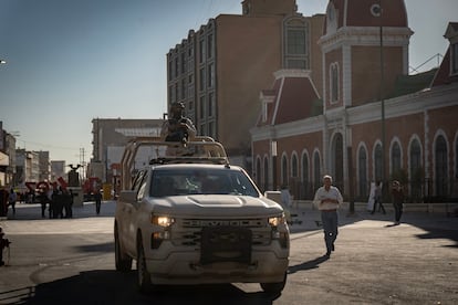 Elementos del Ejército Mexicano vigilan el centro de Ciudad Juárez, en octubre de 2024.