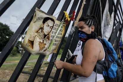 Una mujer coloca una imagen de Simón Bolívar durante una manifestación en Caracas (Venezuela), el 24 de junio de 2017.