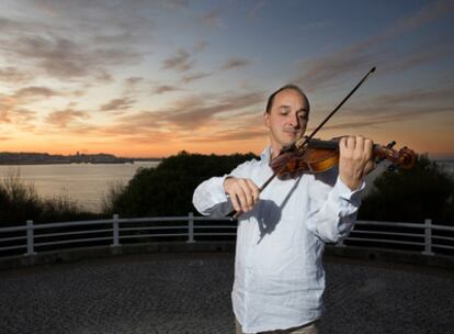 El violinista Spadano en el parque As Galeras de Oleiros (A Coruña).