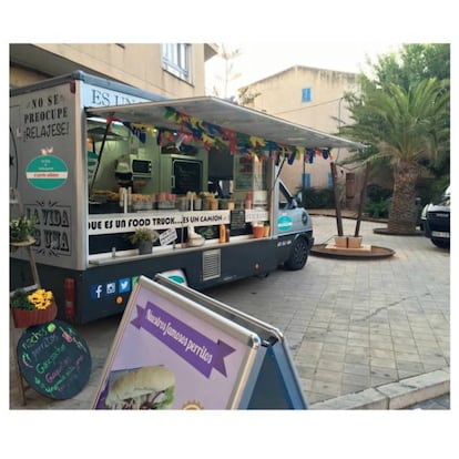 Koldo Royo pasó de tener restaurante con estrella Michelin a reconvertirse en experto en perritos calientes y hamburguesas en los tres 'food trucks' que posee en Palma de Mallorca. Su carta de 'hot dogs' hace la boca agua con delicias como el mallorquín, con escalivada de verduras, crujiente cebolla y un toque de mayonesa de sobrasada; o el mexicano, con 'crumble' de nachos y mostaza de miel. * Makro Palma de Mallorca. Guadiana Polígono Industrial Son Fuster, Palma de Mallorca. Precio: desde 3 €.