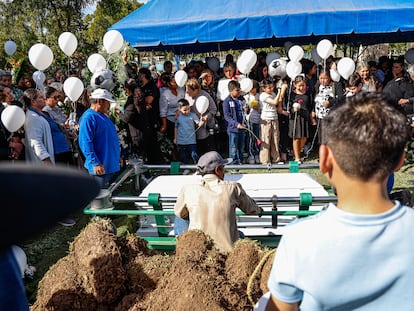 Familiares, amigos, maestros se despiden de los niños Gael y Alexander