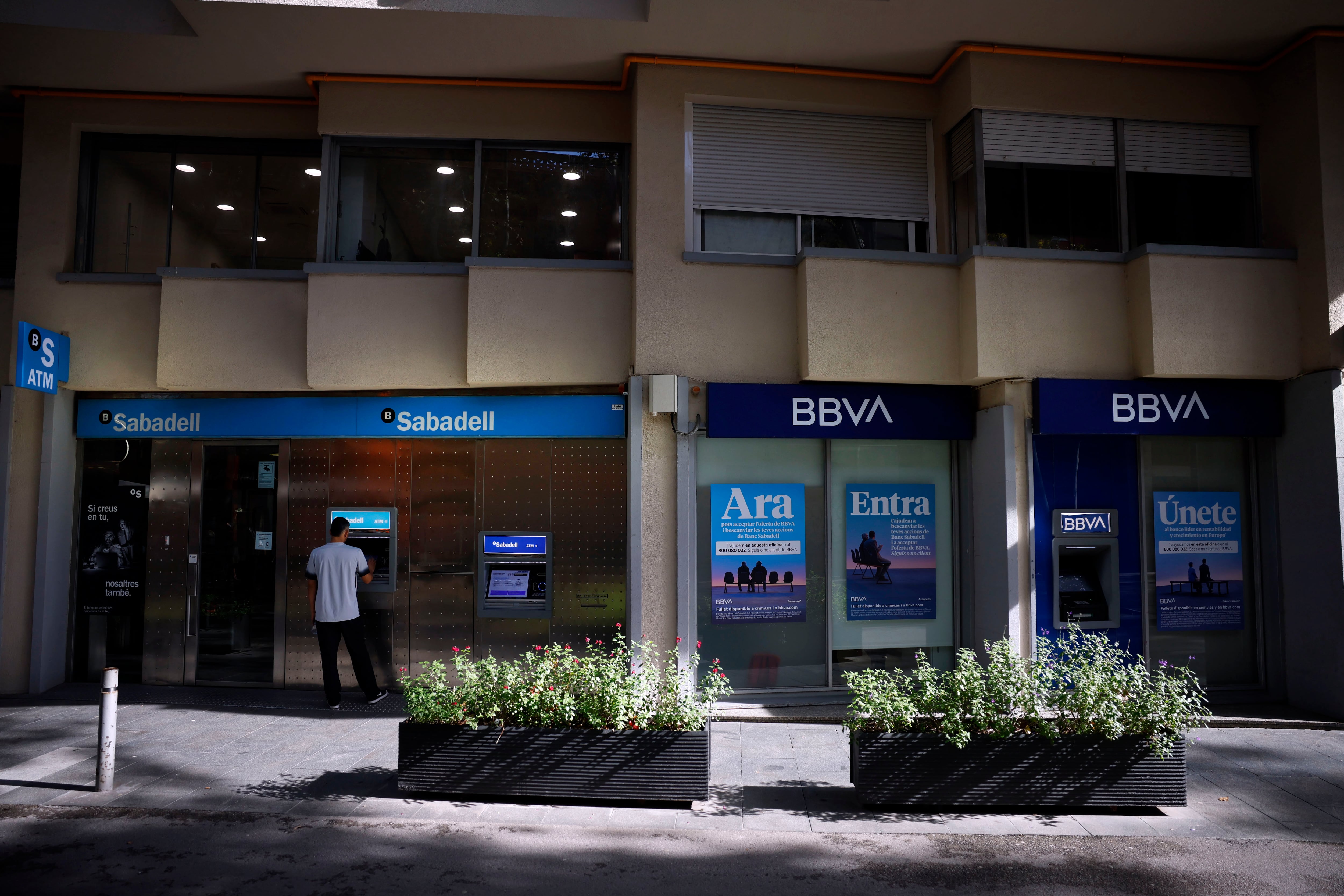 Vista de una oficina del Banco Sabadell junto a otra del BBVA en una calle de Barcelona.