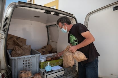 El portugués Sergio Pereira, panadero de 50 años, descargando mercancía en Montalvao.