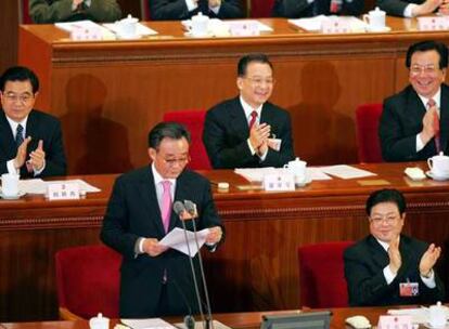 Wu Bangguo, presidente de la Asamblea Popular Nacional (de pie), presenta la ley sobre la propiedad china el pasado día 16 en la clausura de la sesión.