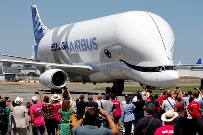 El 'Beluga XL', el avión de gran capacidad de Airbus destinado a transportes de piezas entre diferentes centros de producción del fabricante aeronáutico europeo, efectuó hoy su primer vuelo de prueba por el suroeste de Francia