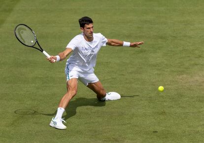 Djokovic pelotea duarnte un entrenamiento de esta semana en Wimbledon.