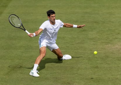 Djokovic pelotea duarnte un entrenamiento de esta semana en Wimbledon.