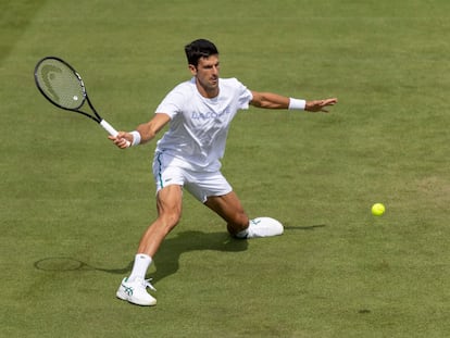 Djokovic pelotea duarnte un entrenamiento de esta semana en Wimbledon.