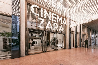 La tienda de Vittorio Emanuele ocupa el espacio del antiguo Cine Astra, construido en 1941, en plena Segunda Guerra Mundial, y que estuvo operativo en 1999. Para la inauguración de la tienda, Zara hizo un guiño al pasado del edificio, con un gran cartel iluminado al estilo de los antiguos cines.