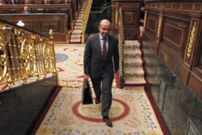 El ministro de Economía y Competitividad, Luis de Guindos, al término de la sesión de control al Ejecutivo, esta mañana en el Congreso de los Diputados.