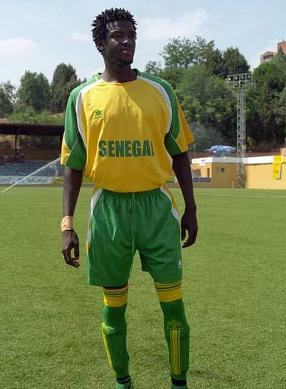 Momar Sock, defensa del Niayef de Dakar, llegó a España en patera. A la izquierda, con la selección de Senegal del Mundialito de la Inmigración de 2005.