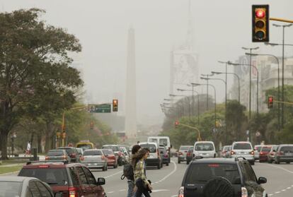 La nube de ceniza volcánica cubre el cielo de Buenos Aires.