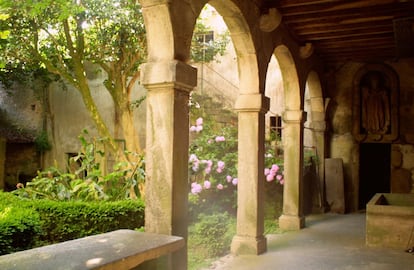 Vista del pórtico que da al jardín trasero del Pazo dos Irlandeses, con la escultura de San Patricio al fondo, en el centro de Santiago de Compostela.
