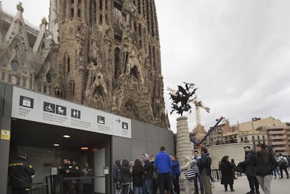 Un grup de turistes al temple de la Sagrada Família.