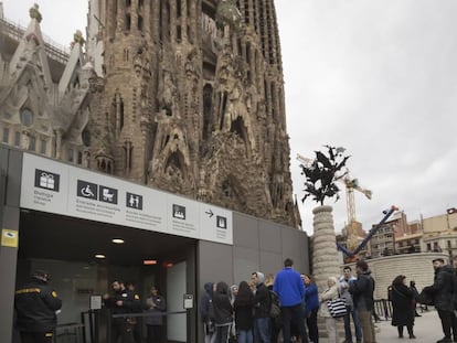 Un grup de turistes al temple de la Sagrada Família.