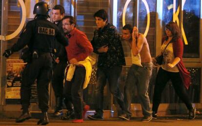 Rehenes de la sala Bataclán de París son evacuados por la policía el día de los atentados del 13 de noviembre.