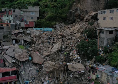 Trabajos de rescate en el barrio humilde de Tlalnepantla que sufrió el derrumbe del cerro del Chiquihuite, en agosto pasado.