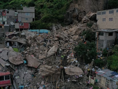 Trabajos de rescate en el barrio humilde de Tlalnepantla que sufrió el derrumbe del cerro del Chiquihuite, en agosto pasado.