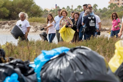 La reina Sofía participa como voluntaria en la limpieza ambiental de la playa de la caleta del Estacio en Murcia.