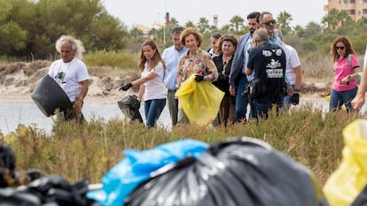 La reina Sofía participa como voluntaria en la limpieza ambiental de la playa de la caleta del Estacio en Murcia.