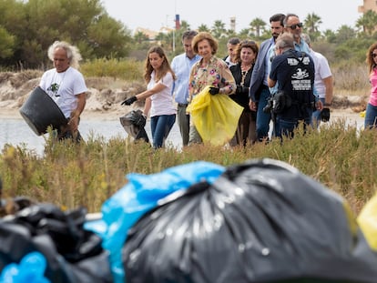 La reina Sofía participa como voluntaria en la limpieza ambiental de la playa de la caleta del Estacio en Murcia.