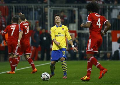 Özil se lamenta en un lance del juego durante el partido de vuelta de los octavos de final de la Champions entre el Bayern de Múnich y el Arsenal.