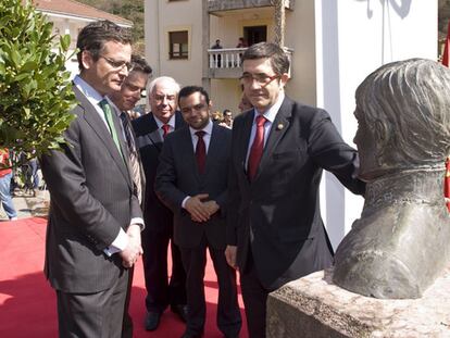 El <i>lehendakari, </i>Patxi López (a la izquierda), y el presidente del PP vasco, Antonio Basagoiti, ayer en Tineo (Asturias), donde recibieron conjuntamente el Premio a las Libertades Rafael del Riego, ante un busto del general y político liberal decimonónico.