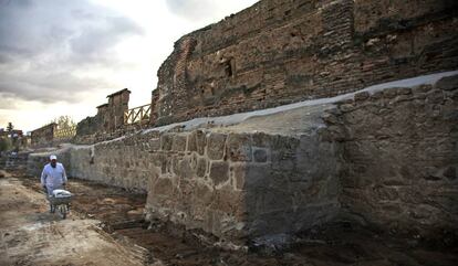 Trabajos para restaurar la muralla medieval del siglo XIII descubierta en Talamanca del Jarama; encima, el muro de La Cartuja (siglos XVII y XVIII)