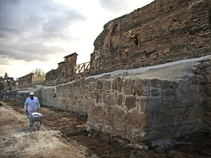 Trabajos para restaurar la muralla medieval del siglo XIII descubierta en Talamanca del Jarama; encima, el muro de La Cartuja (siglos XVII y XVIII)