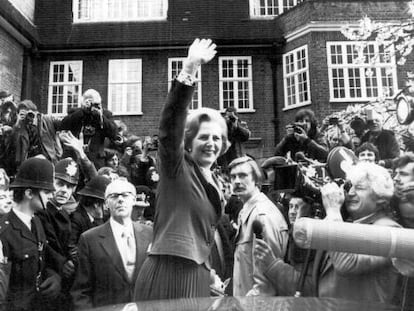 Margaret Thatcher, en la puerta de su casa en 1979.