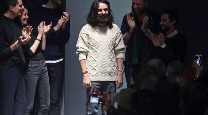 El dise&ntilde;ador italiano Alessandro Michele saluda tras presentar su colecci&oacute;n para el pr&oacute;ximo Oto&ntilde;o/invierno de Gucci.