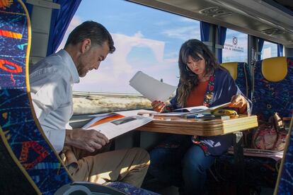 Teresa Rodríguez y Antonio Maíllo en el autobús de la campaña electoral de Adelante Andalucía, el 26 de noviembre de 2018.