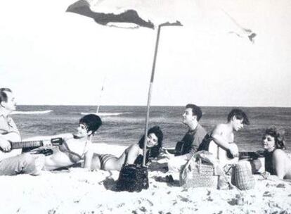Los músicos brasileños Luiz Bonfá, João Gilberto y Antonio Carlos Jobim, en una playa de Río de Janeiro a finales de los cincuenta, con las actrices europeas Mylène Démongeot, Gloria Paul y Silvia Koscina.